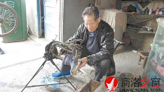 胡富才在商鄖路邊補鞋已經(jīng)27年了