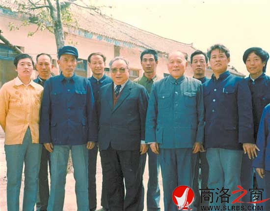 1988年，劉逢生與汪鋒（左五）、陳先瑞（左七）在丹鳳縣城合影。