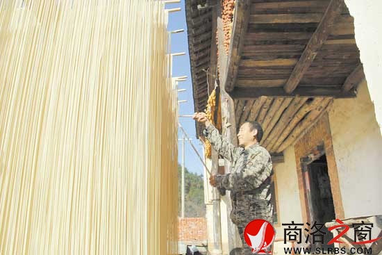 陶付明正在晾曬剛吊出的手工掛面