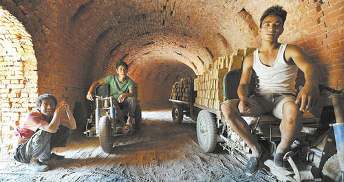 在磚廠打工的人