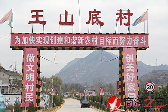 經(jīng)過全面普修，沙河子鎮(zhèn)王山底村的通村公路優(yōu)美整潔，成為一道亮麗風景。