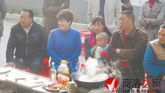 市委常委、宣傳部部長(zhǎng)劉淑慧和村民一起接受農(nóng)家樂(lè)餐飲培訓(xùn)。