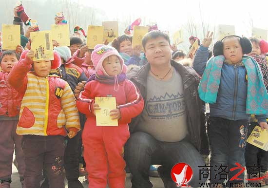 1月7日，王力為中村鎮(zhèn)流嶺小學(xué)送去捐贈(zèng)的物資。