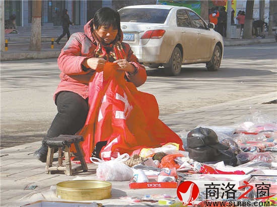 趁著陽光正好，擺地攤的老人不忘做做手工活。