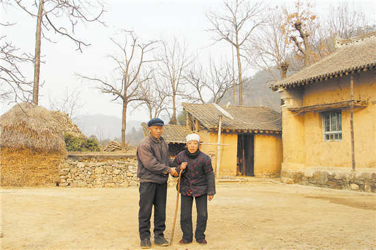 偌大的山嶺上，只留下南岳民和吳桂香夫婦倆孤獨(dú)的身影。