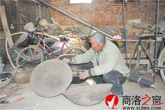 回憶起曾經(jīng)艱苦的歲月，付發(fā)喜老人難以忘懷補(bǔ)鍋時(shí)的場(chǎng)面。時(shí)間雖然過(guò)去了很久，但是曾經(jīng)補(bǔ)了又補(bǔ)的鍋一直被他珍藏。