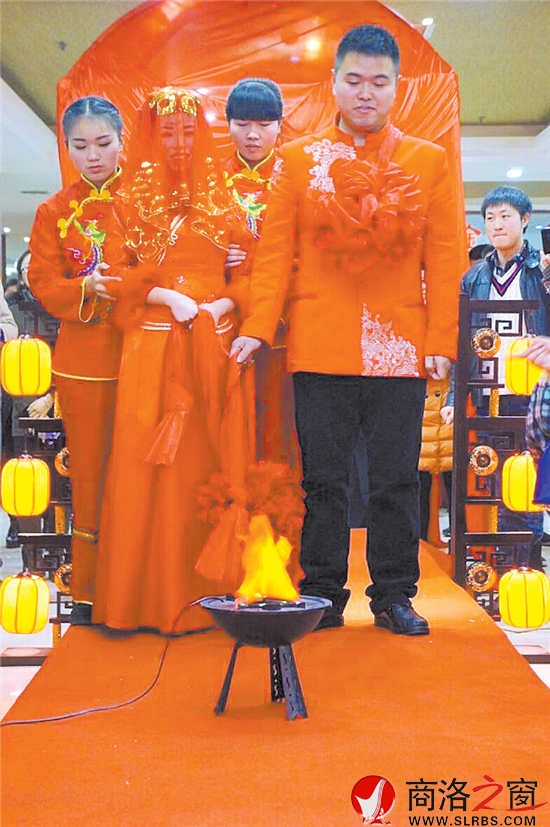 新娘跨火盆、過馬鞍，一生平平安安。