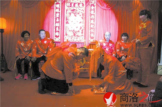 夫妻對(duì)拜頭碰頭，夫妻恩愛(ài)到白頭。