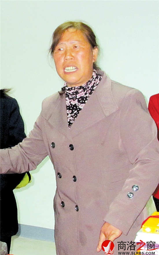 自樂班領頭人、今年56歲的常善秀在唱《花墻會》。