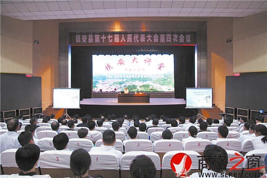 縣“兩會”期間，縣人大代表、政協(xié)委員聽棚改知識講座、議報告。