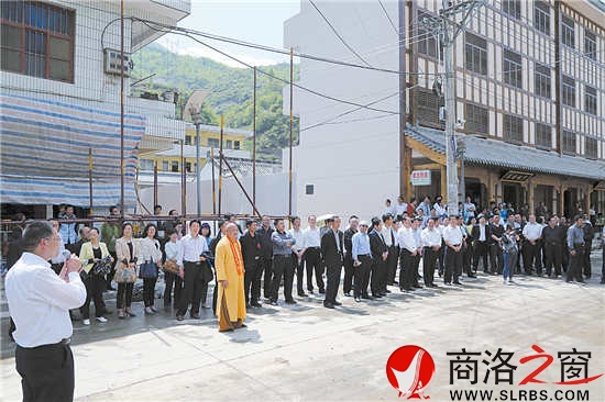 縣政協(xié)委員觀摩鎮(zhèn)云一體化建設工程、議報告。