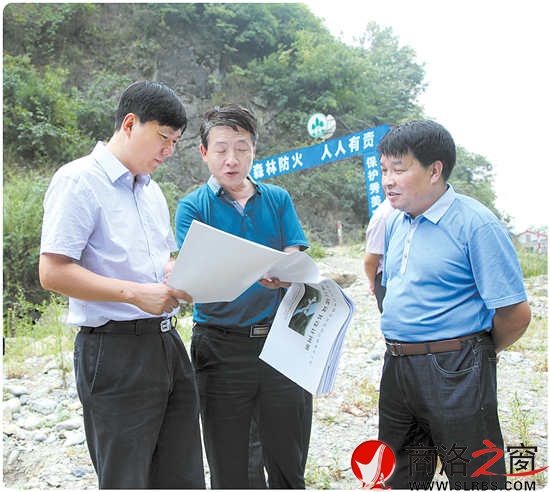 商洛市委常委、鎮(zhèn)安縣委書記李波（左），鎮(zhèn)安縣政府縣長璩澤濤（右）檢查指導重大項目建設工作。