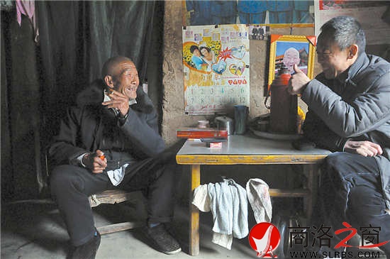 白天景老人接受采訪，暢談自己創(chuàng)作的快板。