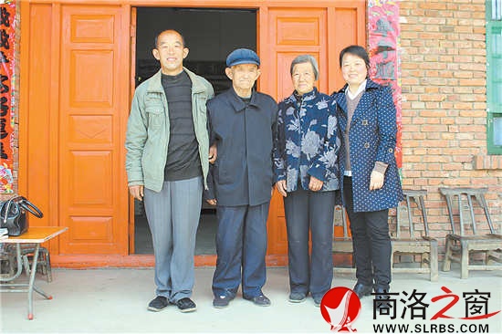 　張福秀老人身體尚好，與老伴相依相伴。得知我們要采訪張福秀，張福秀的女兒專程從西安趕回來。