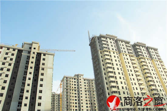 這些積累著建筑工人汗水和辛苦的高樓，在藍天白云的襯托下格外美麗璀璨，同時也印證了商洛發(fā)展的腳步，為商洛這座城市增光添彩。