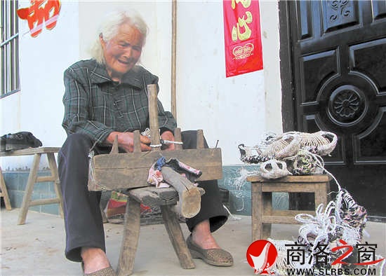 雖然已經(jīng)77歲高齡，但是繩索在唐翠花手上靈活自如地翻轉(zhuǎn)著，她的雙手長滿了厚厚的老繭。