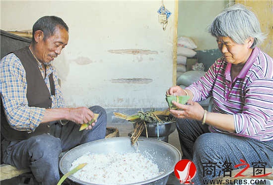 王紅計(jì)的老伴閑時(shí)也會(huì)幫他包上幾個(gè)，兩個(gè)人說(shuō)說(shuō)笑笑，也是一種陪伴。