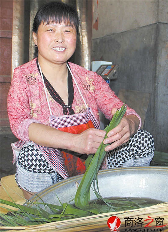 說(shuō)到洗葉子也是一件辛苦活時(shí)，王文武的妻子笑著說(shuō)，沒(méi)有包粽子辛苦。