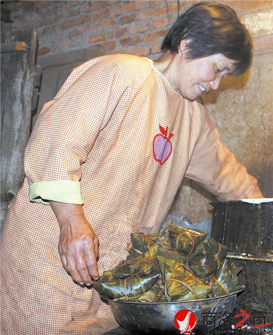 凌晨4:20，風(fēng)建霞正從鍋里往外撈粽子。