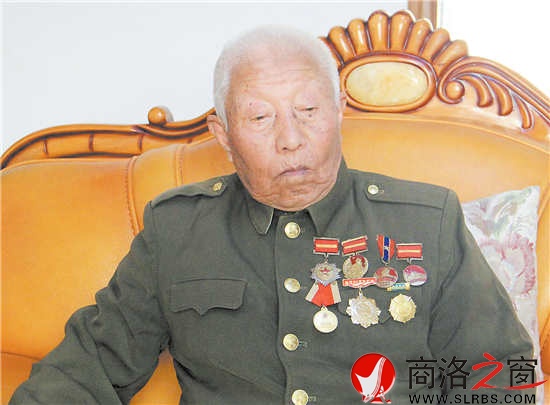 田福財老人穿上軍裝后立即精神抖擻