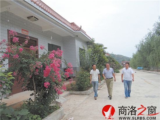 走在美麗的王山底村移民小區(qū)街道上，感受田園詩般的享受。