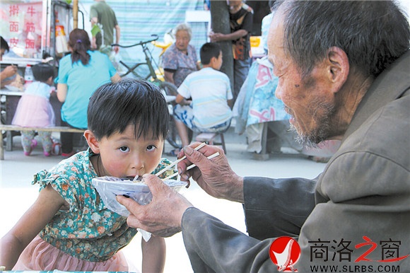 對于雷雪娟而言，暑假生活里最幸福的事就是吃爺爺給她買的涼皮。