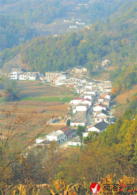 秋天的姬家河祥和美麗，宛如一幅油畫(huà)。