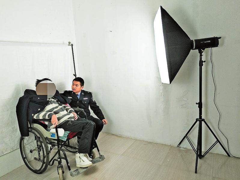 最帥蹲姿最帥蹲姿民警為殘疾人暖心服務(wù)