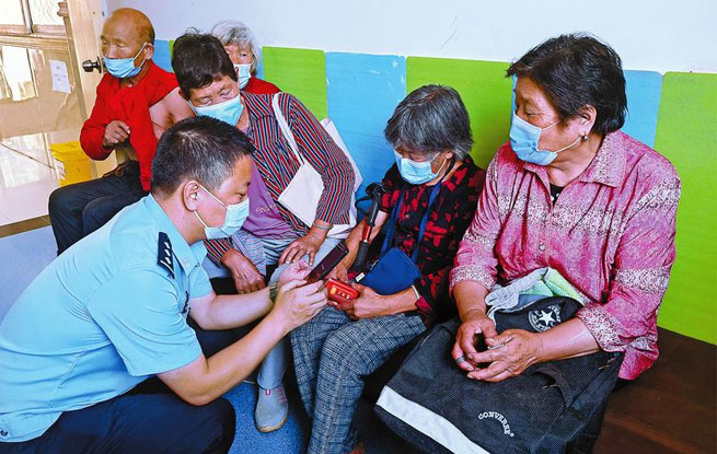 柞水向群眾普及預防電信詐騙知識